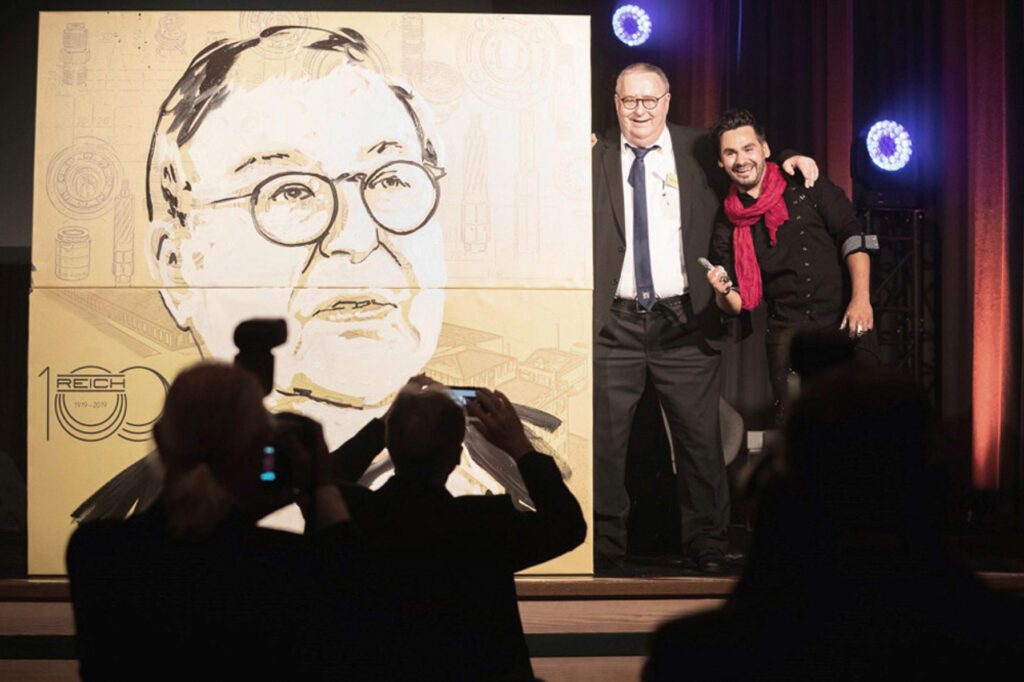 Foto der Bühnenshow bei der Feier zum 100-jährigen REICH-Jubiläum.